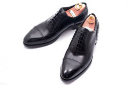 Brogues boxcalf negro. Czarne luksusowe obuwie eleganckie z ażurkami i dekoracyjnymi zdobieniami biznesowe, biurowe, ślubne, okolicznościowe, gyw, męskie.