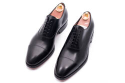 Wyszukane obuwie klasyczne koloru czarnego typu oxford marki Yanko. Obuwie garniturowe, eleganckie, ślubne, biurowe, biznesowe, wytworne, okazałe, reprezentacyjne, taktowne, wyszukane. 