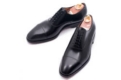 Męskie klasyczne buty o kolorze czarnym z skórzaną podeszwą. Obuwie ślubne, garniturowe, klasyczne, formalne taktowne, wyszukane, eleganckie, biznesowe. Szyte metodą goodyear welted.