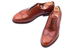 Patine 77025C Cambridge Cuero. Eleganckie jasno brązowe skórzane obuwie z ażurkami i dekoracyjnymi zdobieniami koloru jasno brązowego typu brogues z gumową podeszwą. Szyte metodą goodyear welted.