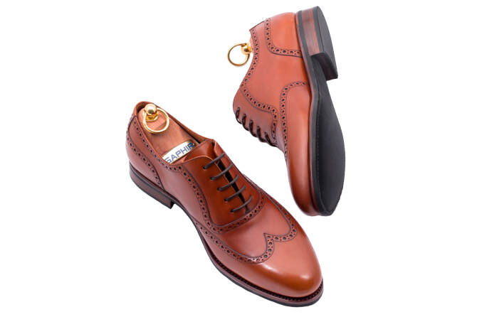 Jasno brązowe stylowe eleganckie obuwie męskie z ażurkami i dekoracyjnymi zdobieniami Patine 77025 Cambridge Cuero.