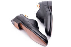 Buty czarne eleganckie, stylowe, casualowe, formalne, okolicznościowe, biurowe, ślubne, garniturowe, szykowne, wyszukane, wykwintne.