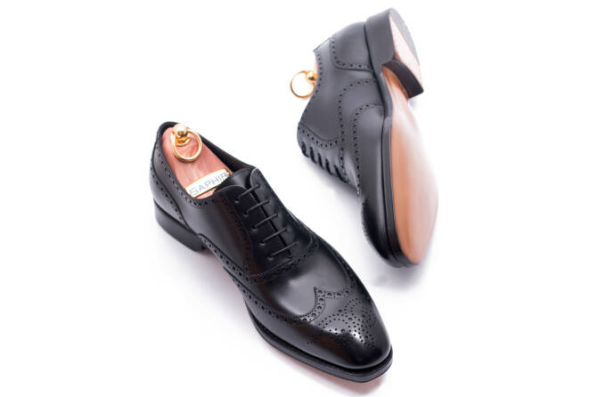stylowe eleganckie obuwie męskie z perforacjami TLB 527 boxcalf negro.. Eleganckie obuwie koloru czarnego typu brogues z skórzaną podeszwą. Szyte metodą ramową.