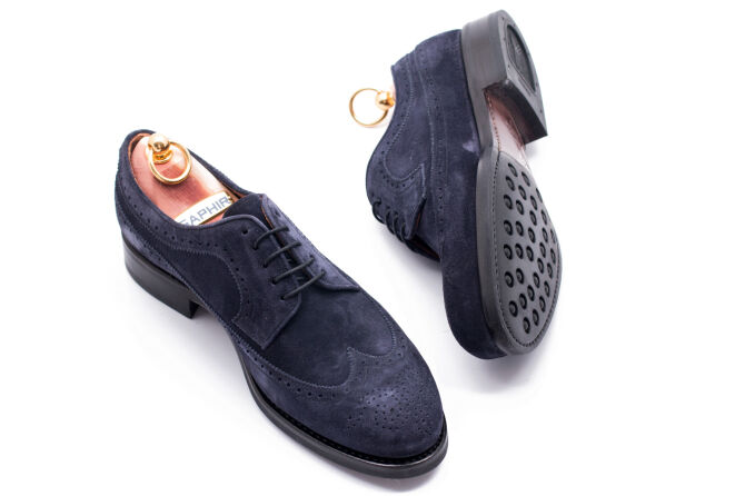 Zamszowe stylowe eleganckie obuwie męskie z perforacjami brogues yanko 14741Y. Eleganckie obuwie zamszowe koloru granatowego typu brogues ze gumową podeszwą. Szyte metodą ramową.