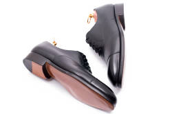 Buty czarne  typu boxcalf idealne dla gentlemana  na uroczystości ślubne. Yanko shoes, buty eleganckie, buty stylowe, buty biurowe, buty okolicznościowe. 
