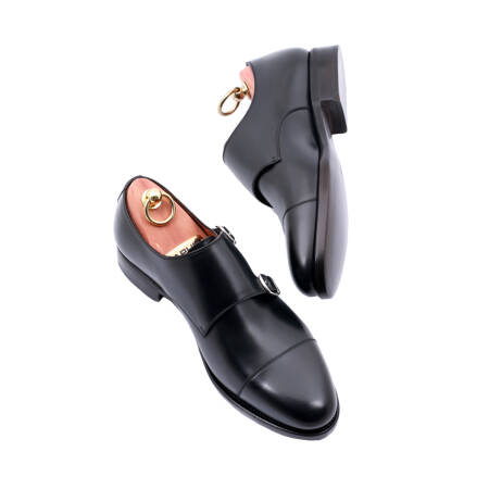 Eleganckie klasyczne buty męskie koloru czarnego typu double monks. Obuwie szyte metodą ramową. Podeszwa skórzana.