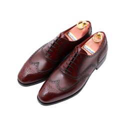 Eleganckie obuwie koloru bordowego typu brogues z skórzaną podeszwą. Szyte metodą ramową.