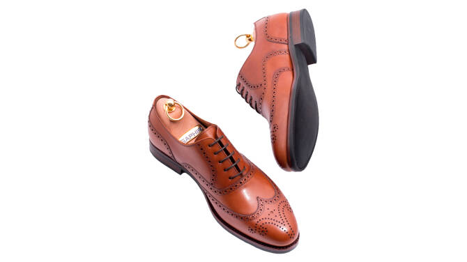 stylowe casualowe obuwie męskie z perforacjami Patine 77020 cambridge cuero.. Eleganckie obuwie koloru jasno brązowego typu brogues z gumową podeszwą. Szyte metodą ramową.