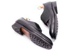 Buty eleganckie, stylowe, casualowe, formalne, okolicznościowe, biurowe, ślubne, garniturowe, szykowne, wyszukane, wykwintne, skórzane buty formalne czarne.