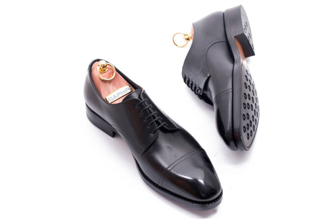 stylowe eleganckie obuwie męskie TLB Mallorca 529s Boxcalf Negro. Formalne obuwie koloru czarnego typu derby z gumową podeszwą. Szyte metodą ramową.