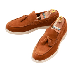 Jasnobrązowe zamszowe loafersy TLB Mallorca na gumowej podeszwie szyte metodą blake na kopycie sommelier. 