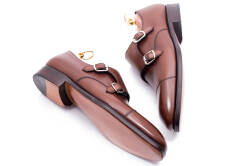 Buty koloru brązowego typu double monks z podeszwą skórzaną. Obuwie szyte metodą goodyear welted. TLB Shoes
