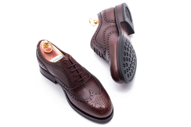 stylowe eleganckie obuwie męskie z perforacjami Yanko 14664 chesnut marron. Eleganckie obuwie koloru ciemno brązowego typu brogues z gumową podeszwą. Szyte metodą ramową.