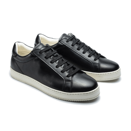 Czarne skórzane sneakersy męskie na gumowej  podeszwie w kolorze złamanej bieli