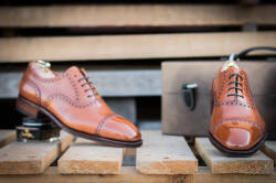 Taktowne buty męskie koloru jasno brązowego szyte metodą pasową idealne na uroczystości okolicznościowe, ślubne, biznesowe, biurowe, studniówki.