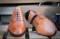 Luksusowe klasyczne męskie obuwie koloru jasno brązowego szyte metodą goodyear welted typu oxford.