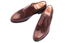 Patine 77025C Cambridge Brown Softy Olive. Eleganckie zamszowo skórzane obuwie z ażurkami i dekoracyjnymi zdobieniami koloru  brązowego typu brogues z gumową podeszwą. Szyte metodą goodyear welted.