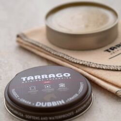 Bezbarwny tłuszcz do skór chroni przed pęknięciami i pomaga w zachowaniu wodoodporności oraz elastyczności skóry. 