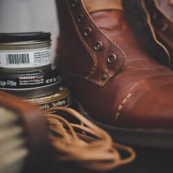 Bezbarwny dubbin tarrago sprawia, że skóra zachowuje swoją wodoodporność oraz elastyczność, co przedłuża jej żywotność.