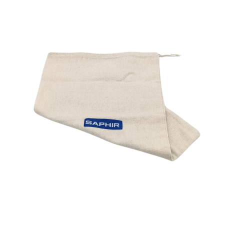 Bawełniany pokrowiec na buty SAPHIR BDC Cotton Bag, stworzoną z myślą o eleganckim przechowywaniu, ochronie i wygodnym przenoszeniu  obuwia.