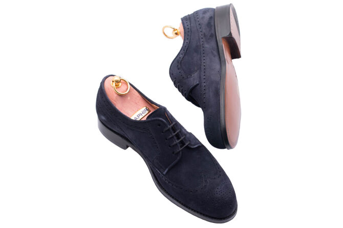 Zamszowe stylowe eleganckie obuwie męskie z perforacjami brogues yanko 14741. Eleganckie obuwie zamszowe koloru granatowego typu brogues ze skórzaną podeszwą. Szyte metodą ramową.