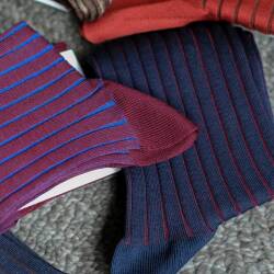 eleganckie granatowe z wydzielaniami bordowymi skarpety męskie viccel socks shadow stripe dark navy burgundy