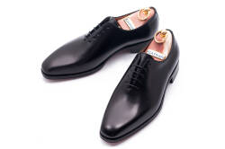 Luksusowe stylowe obuwie męskie w kolorze czarnym przeznaczone na różnego rodzaje uroczystości okolicznościowe: ślub, studniówka, spotkanie biznesowe, praca biurowa.