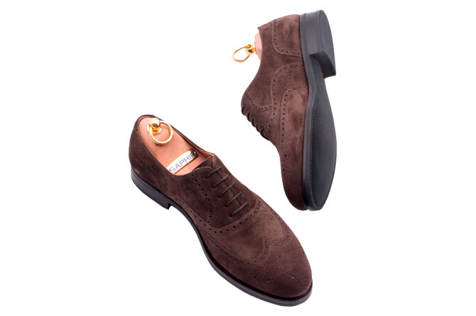 Zamszowe casualowe obuwie męskie z perforacjami Patine 77020 softy brown.. Eleganckie obuwie zamszowe koloru brązowego typu brogues z gumową podeszwą. Szyte metodą ramową.