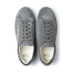 Ręcznie robione sneakersy na białej podeszwie, idealne do stylizacji smart-casual i codziennego użytku. Komfort i styl w jednym.