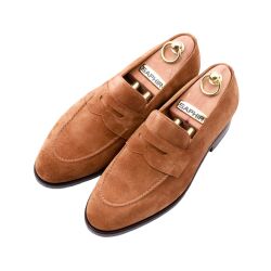 Koniakowe buty wsuwane. Do luźnych stylizacji lub do mniej formalnych garniturów. Skórzana podeszwa. Szyte metodą ramową. 