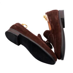 Klasyczne brązowe loafersy zamszowe Patine wykonane z wysokiej jakości materiałów. Ponadczasowy fason dla mężczyzn ceniących elegancję i wygodę.