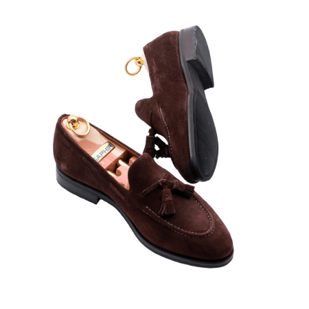 Brązowe zamszowe loafersy męskie z frędzlami Patine. Elegancki model typu tassel loafers łączący klasyczny styl, wygodę i ponadczasowy charakter.