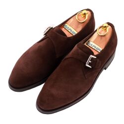 Eleganckie zamszowe obuwie koloru brązowego. Szyte metodą goodyear welted z gumową podeszwą.