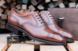 stylowe eleganckie obuwie męskie z perforacjami yanko 14435 cambridge marron.. Eleganckie obuwie koloru brązowego typu brogues z gumową podeszwą. Szyte metodą ramową.