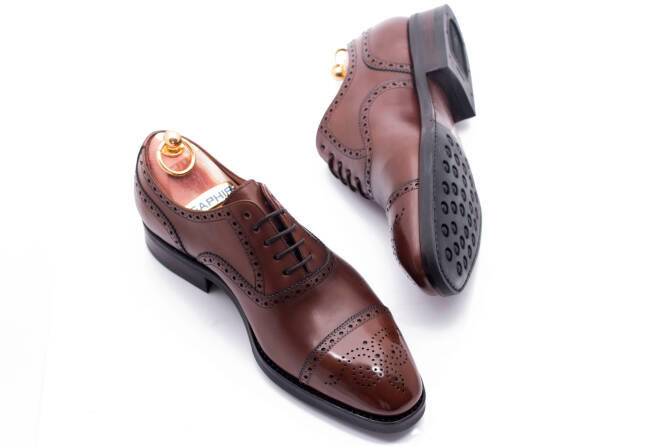 stylowe eleganckie obuwie męskie z perforacjami yanko 14435 cambridge marron.. Eleganckie obuwie koloru brązowego typu brogues z gumową podeszwą. Szyte metodą ramową.