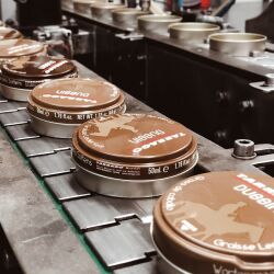 Czarny tłuszcz do skór chroni przed pęknięciami i pomaga w zachowaniu wodoodporności oraz elastyczności skóry. 