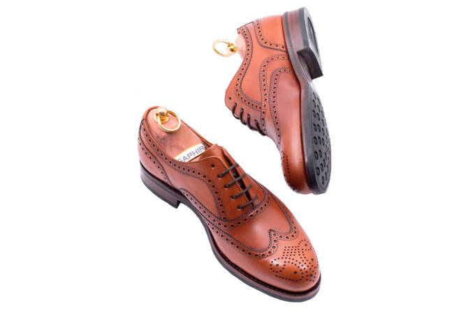 stylowe eleganckie obuwie męskie z perforacjami Yanko 14664 cambridge cuero. Eleganckie obuwie koloru jasno brązowego typu brogues z gumową podeszwą. Szyte metodą ramową.