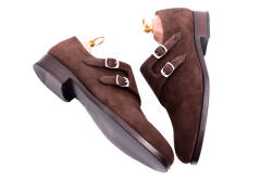 Luksusowe brązowe zamszowe obuwie dla mężczyzn z klasą. Obuwie szyte metodą goodyear welted. Patine double monks suede brown