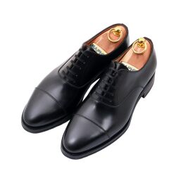 Buty typu boxcalf koloru czarnego z najwyższej jakości skóry cielęcej. TLB artista shoes, buty eleganckie, buty stylowe, buty eleganckie.