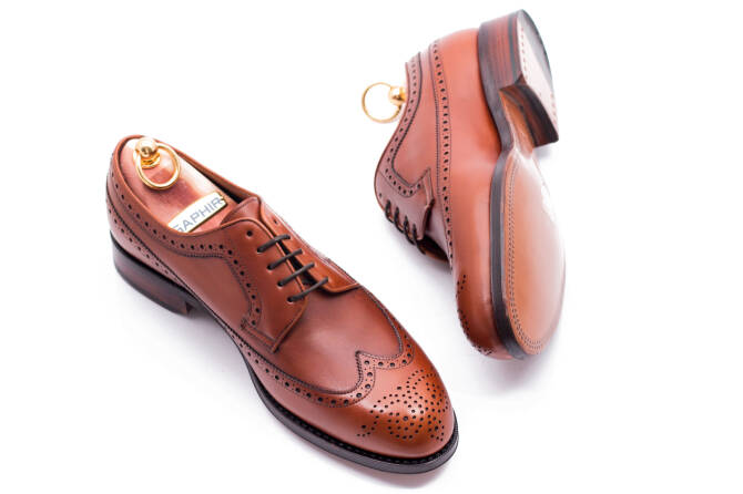 Casualowe obuwie męskie z perforacjami yanko 14741 cambridge cuero. Eleganckie obuwie koloru jasno brązowego typu brogues z skórzaną podeszwą. Szyte metodą ramową.