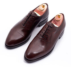 TLB 561S old england marron. Eleganckie obuwie z ażurkami i dekoracyjnymi zdobieniami koloru brązowego typu brogues na gumowej podeszwie. Szyte metodą ramową.