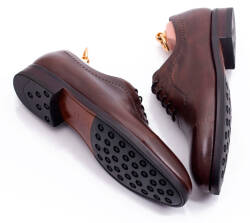 Brązowe eleganckie stylowe biznesowe buty klasyczne TLB brogues old england marron 561S typu brogues.na gumowej podeszwie.