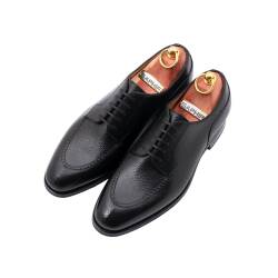 Eleganckie półformalne  obuwie koloru czarnego typu derby z gumową podeszwą. Szyte metodą ramową.