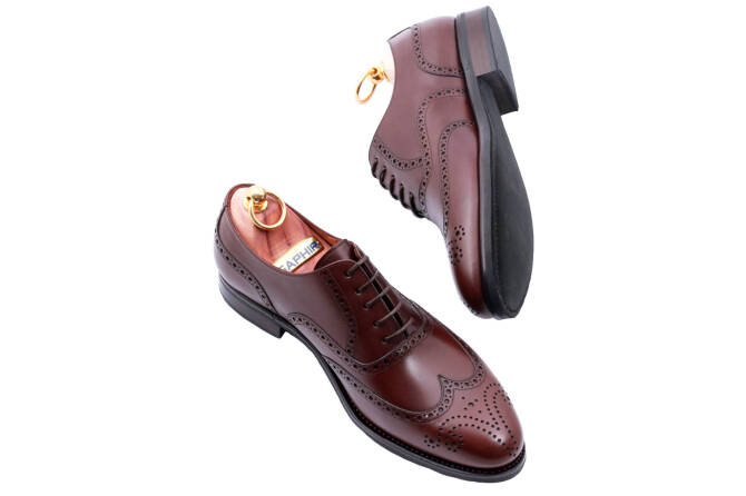 casualowe obuwie męskie z perforacjami Patine 77020 cambridge dark brown.. Eleganckie obuwie koloru brązowego typu brogues z gumową podeszwą. Szyte metodą ramową.
