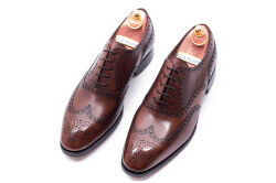 Eleganckie obuwie koloru brązowego typu brogues z skórzaną podeszwą. Szyte metodą ramową.