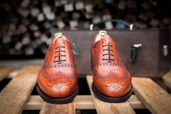 stylowe eleganckie obuwie męskie z perforacjami Yanko 14664 cambridge cuero. Eleganckie obuwie koloru jasno brązowego typu brogues z skórzaną podeszwą. Szyte metodą ramową.