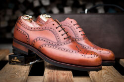 stylowe eleganckie obuwie męskie z perforacjami Yanko 14664 cambridge cuero. Eleganckie obuwie koloru jasno brązowego typu brogues z skórzaną podeszwą. Szyte metodą ramową.