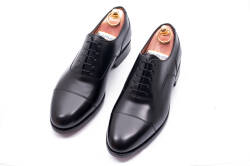 Męskie klasyczne buty ślubne typu cap-toe. Czarne formalne wiedenki na uroczyste okazje. Eleganckie obuwie goodyear welted.