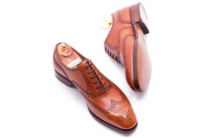 stylowe eleganckie obuwie męskie z perforacjami TLB 527 vegano cuero. Eleganckie obuwie koloru jasno brązowego typu brogues z skórzaną podeszwą. Szyte metodą ramową.