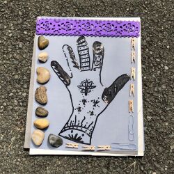 Światłoczułe arkusze bawełny przygotowane do cyjanotypii z ułożonymi liśćmi.